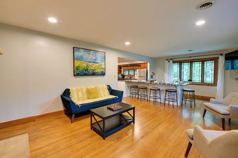 Living Room | Central Heating & A/C | Free WiFi | Main Level