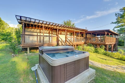 Rogers Vacation Rental | 5BR | 3BA | 3,200 Sq Ft | 3 Steps to Enter