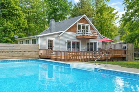 Your dream escape with a pool and sunny deck awaits in Aqua Breeze.