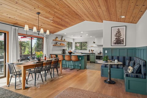 Dining Area: Heritage Crest Tahoe