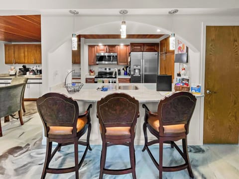 Bar Counter into the Kitchen