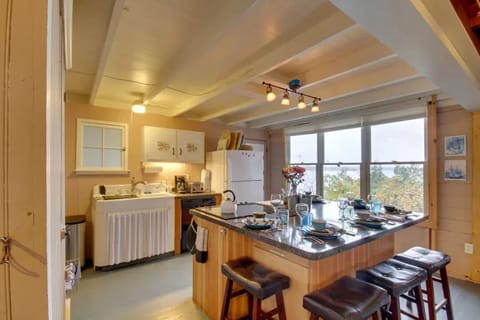 09 - Kitchen and lake views from Great Room