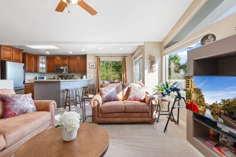 Gather w/ your entire group in the open floor plan with modern furnishings.