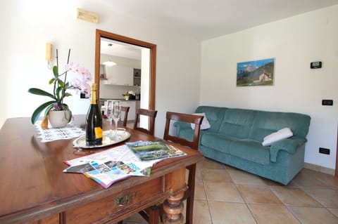 Autumn, Dining Room, Living Room, Spring, Summer