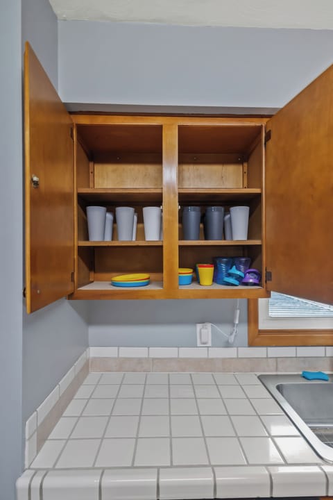 Plastic cups and kids sippy cups