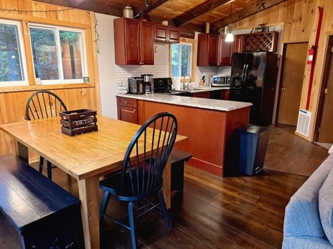 Open dining area with seating for 8 – ideal for family ski trips and group dinners.