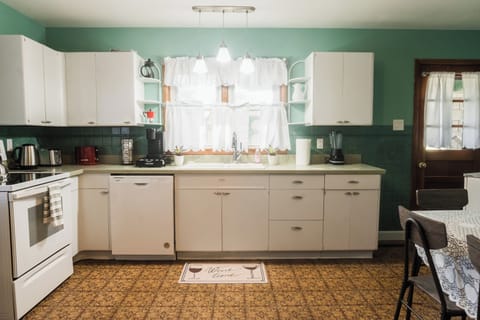 Full Kitchen with all the applianaces and amenities you'd expect