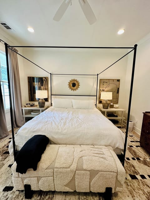 King bed, Belgian linen and newly renovated room!