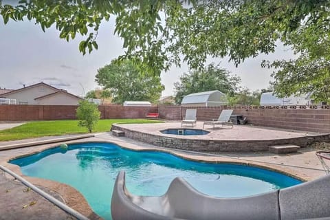 Private Backyard - Pool, Spa, Sun Loungers, Firepit, Outdoor dining, BBQ, Fully Fenced!