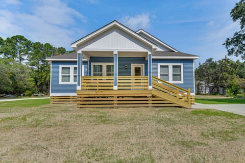 Manteo Vacation Rental | 3BR | 2BA | 1,280 Sq Ft | Stairs Required