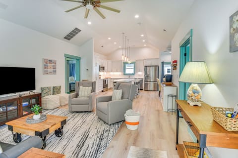 Living Room | Queen Sleeper Sofa | Smart TV | Central Heating & A/C | Free WiFi