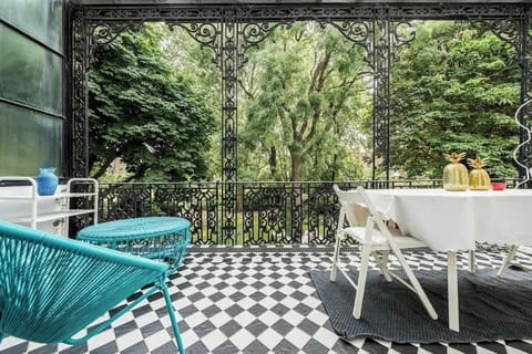 Balcony: perfect to relax, overviewing the private communal garden - access to the garden is around the street