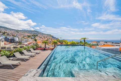 The building’s shared infinity pool and solarium on the 6th floor facing the ocean and with a breathtaking view of Funchal.