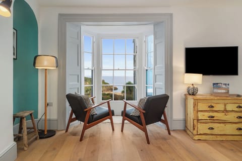 Sea Views, Close to Harbour