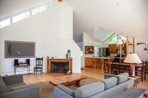 Open floor plan! Kitchen flows into the dining area and living area. 