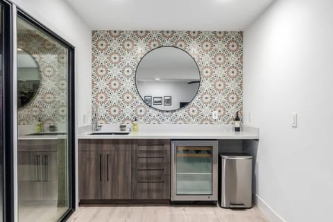 Bright and inviting living room, perfect for relaxation and gatherings.