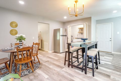 Dining Area | Dishware/Flatware Provided