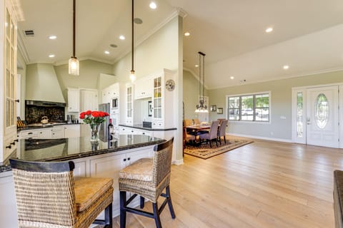 Kitchen | Breakfast Bar