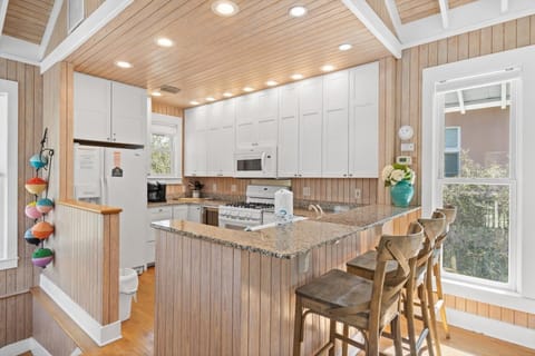 Kitchen with Breakfast Bar