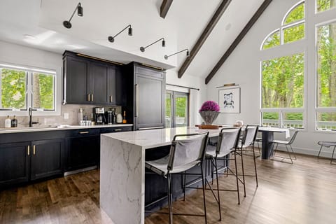 From morning coffee to midnight snacks, this kitchen’s got you covered.