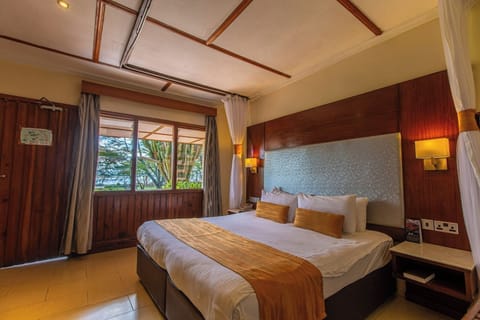 Unit with King bed. Exact unit will be assigned upon arrival. Views, colors, and decor may vary.