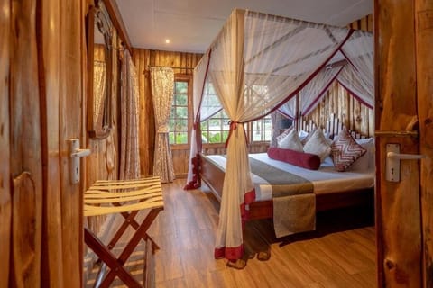 Unit with King bed. Exact unit will be assigned upon arrival. Views, colors, and decor may vary.