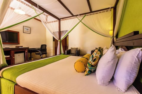 Unit with King bed. Exact unit will be assigned upon arrival. Views, colors, and decor may vary.