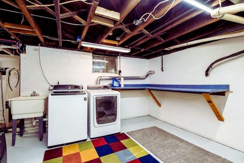 Laundry Room with washer/dryer and utility sink