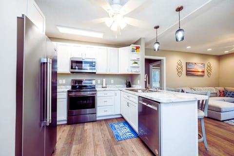 Refrigerator, Stove, Dishwasher and Microwave in the well appointed Kitchen