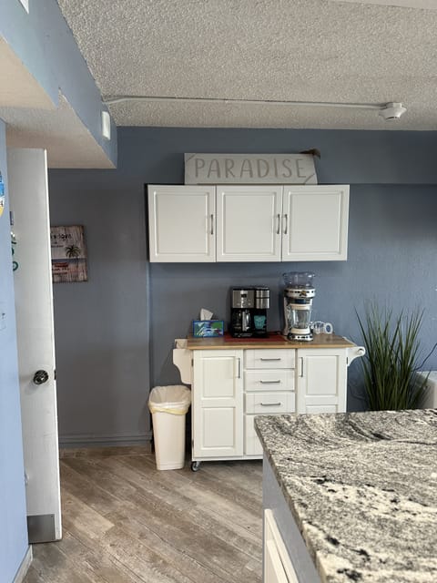 Coffee bar and frozen drink maker