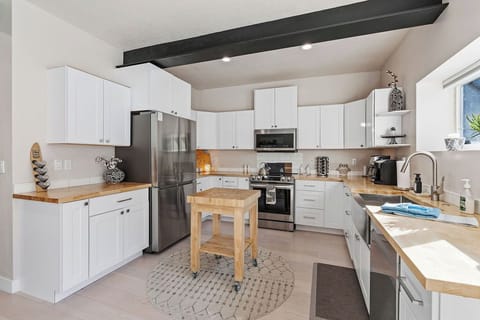 Fully equipped kitchen with many extras. Keurig and drip coffee maker