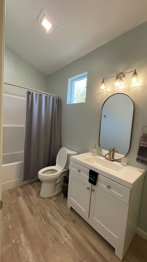 Bathroom 1 (west side)