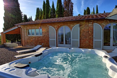 Building Exterior, Hot Tub, Outdoor