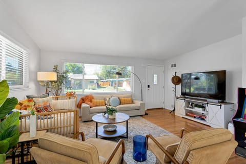 Living rom with cozy seating area