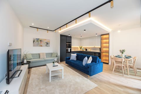 Lavish 2BDR Flat w/ Private Balcony Lift and Fast Wifi in Clerkenwell Barbican
