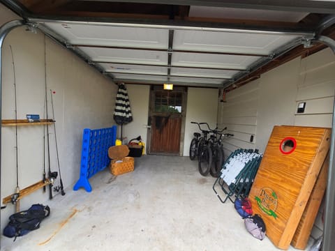 The garage at Heron’s Nest is packed with fun! 🎣🚴‍♂️ Enjoy bikes, lawn chairs, fishing poles, jumbo Connect 4, yard games, umbrellas, and more—perfect for outdoor adventures or a relaxing day by the water. Everything you need for lakeside fun!
