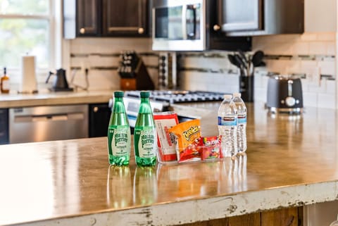 Whether you prefer sparkling or regular water, we’ve got you covered! Enjoy a refreshing beverage at your convenience, along with some tasty snacks to keep you fueled and satisfied throughout your stay.