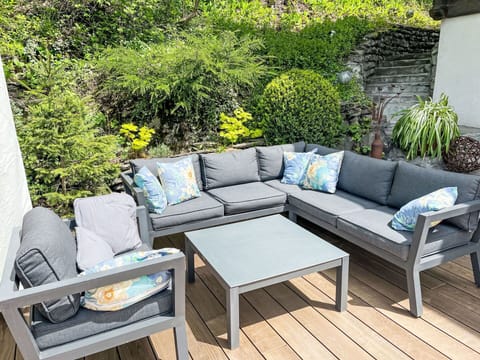 Plant, Table, Furniture, Property, Couch, Rectangle, Botany, Outdoor Furniture, Studio Couch