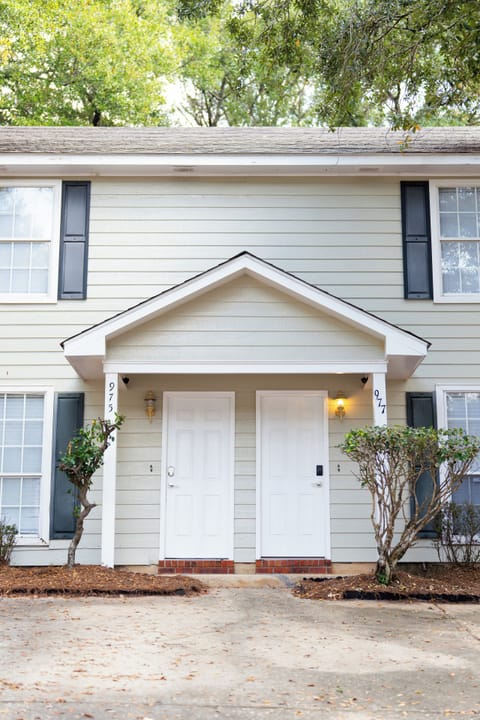 Modern 2-Storey White House with Spacious Parking – Perfect for a Comfortable Stay!