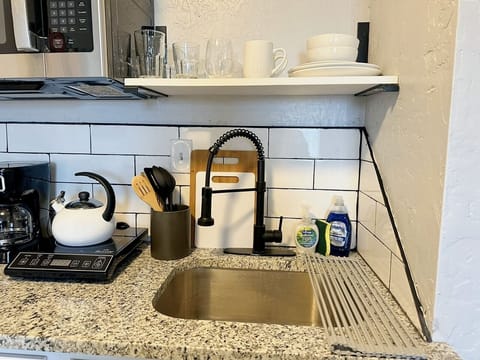 Cook like a local in this fully equipped kitchen. With everything you need to prepare your favorite meals, you'll feel right at home.