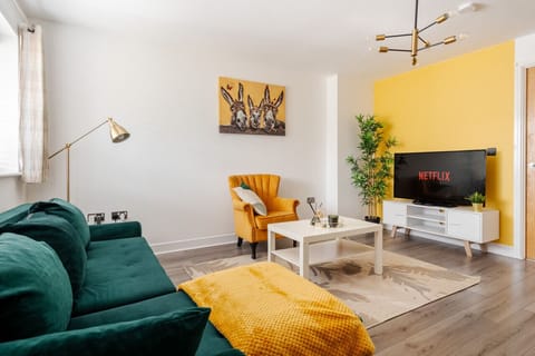 Living room - 50' Smart TV loaded with Netflix, HDMI cable, ambient lighting, extra fast Wi-Fi - Complimentary tea & coffee available for your enjoyment