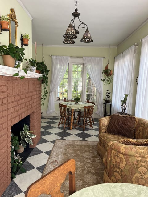 Shared breakfast and sitting area