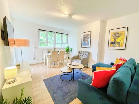Bright Living Room Near Finsbury Park & Emirates Stadium w/ double sofa bed & TV