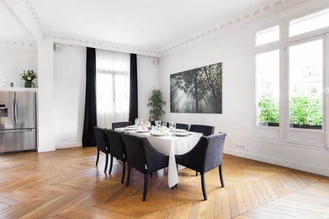 spacious and bright dining room ideal for relaxing with family and friends.