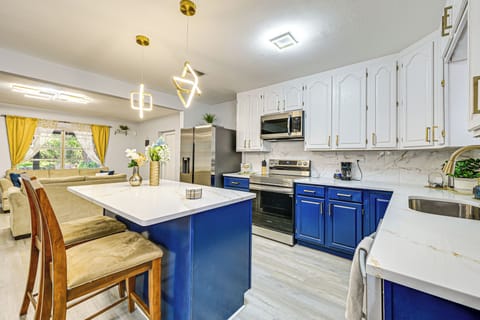 Kitchen | Breakfast Bar