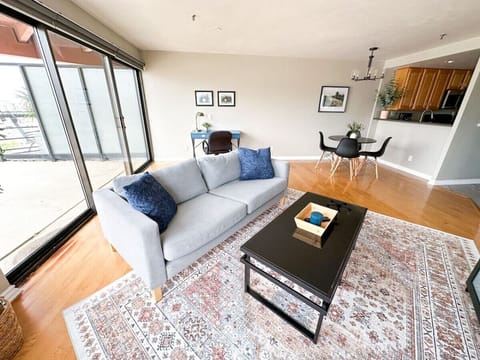Step into this cozy living room and let your imagination run wild. Picture yourself lounging on the sofa, sipping coffee at the coffee table, or simply enjoying the comfortable atmosphere. The possibilities are endless in this inviting space.