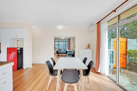 Dinning room with six chairs