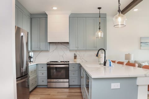 Kitchen with Breakfast Bar