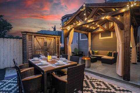 Back Patio - Dining and Lounging 