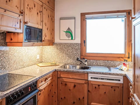 Cabinetry, Kitchen Sink, Countertop, Tap, Sink, Property, Building, Kitchen, Wood, Window